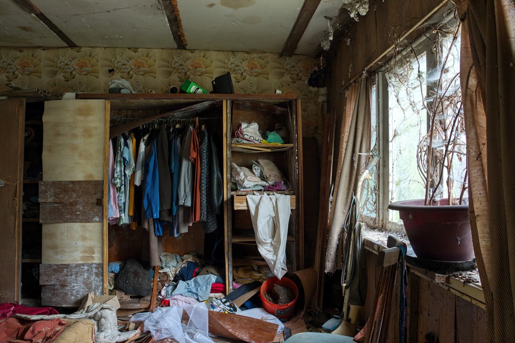 HDR urbex Lost in the Woods lada 1300 opel kadett trash fitou oldtimer youngtimer bus morgon tractor olielamp vuldop Airco generator belgie